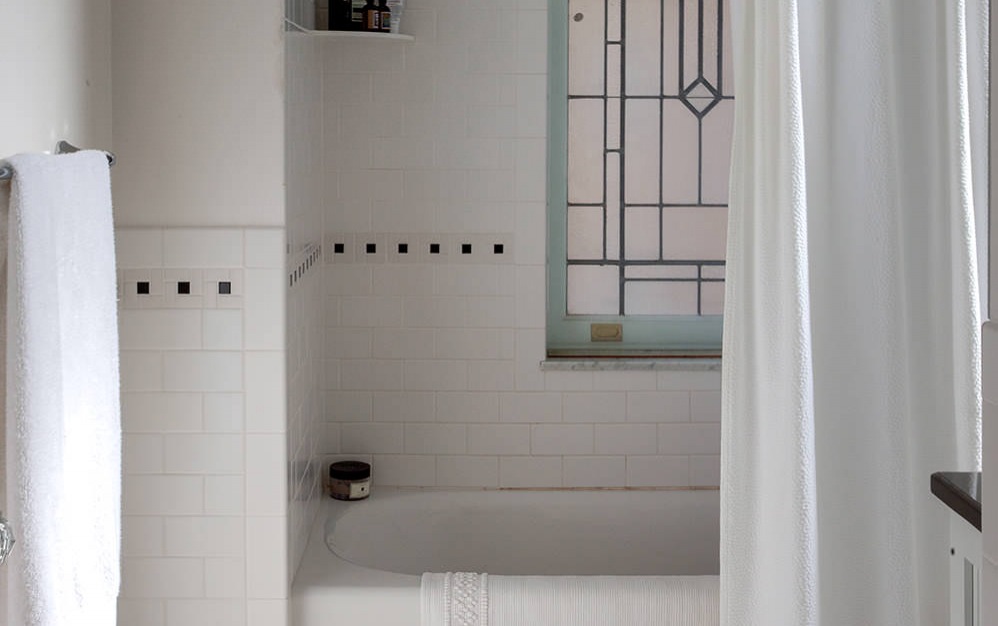 bathroom with tub and shower combo